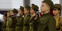 В Батайске открыли Парту героев в память о шести погибших выпускниках школы - Газета Вперёд