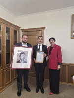 Глава города Батайска поблагодарил художника Николая Полюшенко